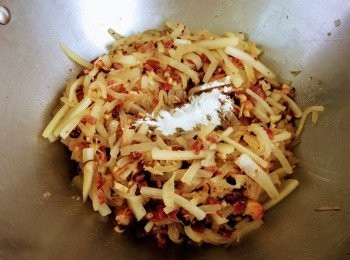 step11: 再加入炒好的蝦米、臘腸及臘肉，攪勻。
遂少加入粉漿，攪勻。