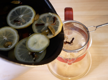 step4: 煮沸後關火。
放入冰箱冷藏一晚後，接著過濾殘渣。