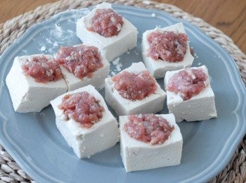 step3: 在豆腐上塗少許太白粉，再加上豬肉，壓實