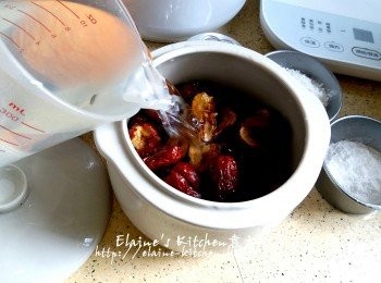 step3: 將去核紅棗放入美的陶瓷蒸燉寶的燉盅內 , 再加入熱水至滿 , 蓋上燉盅蓋