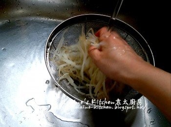 step2: 將銀芽盛起用水沖一沖洗及瀝乾