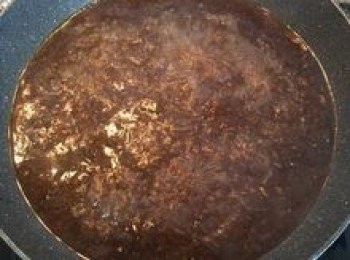 step3: 加入高湯與調味及對剪開的乾辣椒煮滾；接著試鹹辣度做微調。