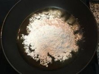 step8: 倒入低筋麵粉，小火拌炒到聞到麵粉香味即可。
註:使用不同的油品，炒過後的顏色亦會有所不同。