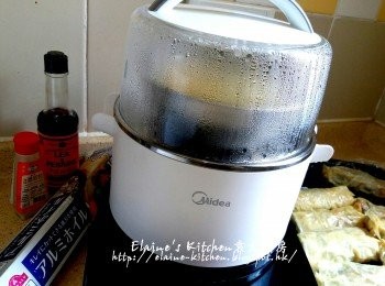 step10: 腐皮卷放上碟 , 放入早餐機內或蒸鍋內蓋上蓋 , 時間調至10分鐘