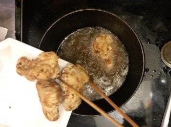 step12: 待油溫再燒熱，我地回鍋炸第二次
這次要將雞件炸成金黃色