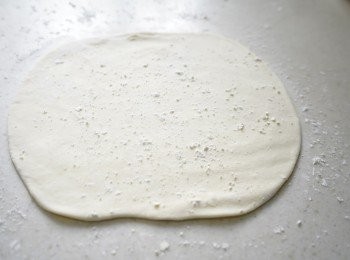 step3: 麵糰分成8分，搓圓，攦粉擀成約15cm的薄片。