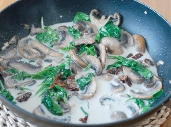 step4: 下麵粉，拌勻，再下淡忌廉和芝士碎，煮沸後再下長通粉，拌勻即成！