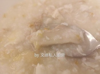 step6: 粥煲好後加雞絲滾一滾即成。