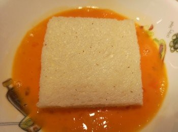 step1: 預熱空氣炸鍋爐溫195度，預備一張烘焙紙大過麵包size就可以了，雞蛋先打發，雞液倒入碟中，將方包表面沾上雞液。