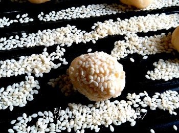 step6: 將麵糰搓成長條型再切件 , 用手搓成圓形 , 將每粒沾少許水再沾上白芝麻