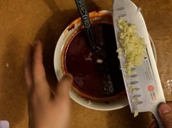 step5: 蒜頭去皮切成蓉，加入<span class="group_3">醬料</span>拌勻