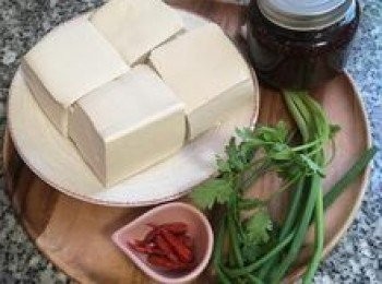 step1: 麻辣鍋醬與高湯做法，請參考下方連結👇
https://cook1cook.com/recipe/37939
將蔥與香菜用可飲用水洗淨，擦乾後切成蔥花與香菜段；豆腐沖洗乾淨；高辣椒對剪開。
