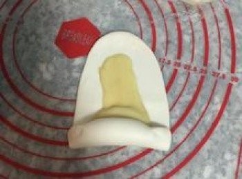 step16: 慢慢的把牛舌狀麵皮捲起，邊捲邊將兩邊壓扁，