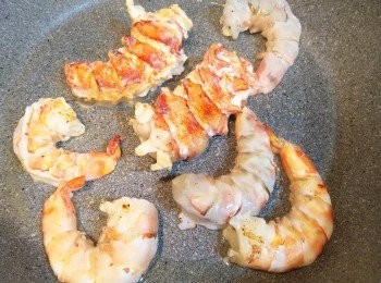 step6: 在平底鑊中加少許油, 燒熱後將蝦肉和<a href="https://bit.ly/3CaaqmB" target="_blank" data-keyword="龍蝦尾" class="guide-link"><strong>龍蝦尾</strong></a> <span style="display:inline-block;vertical-align:middle;margin-top:-3px;color:initial;border-radius:3px;padding:2px 3px;font-size:12px;line-height:14px;background:#87d300;color:#fff;">即買</span> 兩面熱香, 加入牛油和白酒將肉煮熟後, 可以切成粒放入湯中, 或完整放在湯中同食即成
