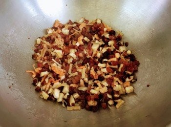 step8: 燒熱油鑊，加入蝦米、瑤柱、冬菇、膶腸、臘腸及臘肉，炒香，盛起。