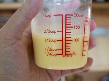 step2: 接著將<span class="group_2">蛋液</span>混合好。