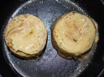 step4: 平底鍋放入奶油，開小火加熱。

將步驟4中加熱完的吐司邊放入煎出金黃色。