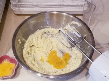 step4: 分4次加入蛋汁用高速打勻。