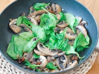 step3: 再下菠菜，（我再加點蕃茄乾）炒一炒