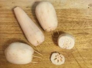 step3: 將泡好的糯米塞入蓮藕的孔中，並用竹籤或筷子捅緊；然後將預留的蓋子蓋回去，並用牙籤固定。