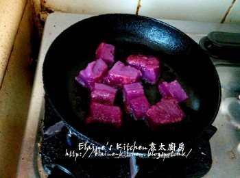 step10: 蒸好的紫薯糕待涼60分鐘 , 切件或切粒放入鑊煎至微黃色 , 食時灑上少許桂花糖即可