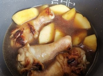 step6: 煮滾後將所有材料放入電飯煲禁煲飯制煮即可，45分鐘後食得😊