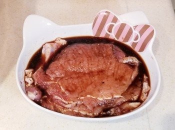 step2: 將蠔油，生抽，老抽，酒，黑椒，白胡椒粉，糖，水拌好加入豬扒拌勻，放雪櫃最少一小時才用。