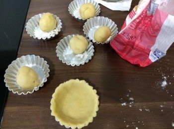 step1: You will need some tart pastry (in moulds) see Hong Kong egg tarts post for details. https://dragonmama.co.uk/2018/11/09/hong-kong-egg-tarts/

Bake 8 tart shells in preheated oven @ 170C for around 10-12 minutes. Let them cool down and unmould them.