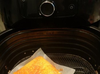 step4: 焗4分鐘後將麵包反轉，再焗餘下3分鐘。