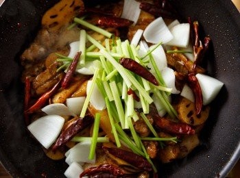 step4: 等到醬汁稍微收乾後放入芹菜段、洋蔥與乾辣椒炒熟。