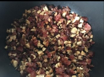 step1: 冬菇洗凈浸軟，切粒。臘腸拖水切粒。蝦米切粒。燒熱油鑊，爆香臘腸，冬菇及蝦米，待用。

準備<span class="group_2">調味料</span>：
把雞粉、五香粉、鹽、糖、胡椒粉及250g水分別倒入器皿來，拌勻後，倒進粘米粉，徹底拌勻，加麻油少許。待用。