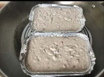 step4: 將團倒進塗了油的 糕盤中。（這分量可以整兩條芋頭）糕用膠刮掃平表面。用大火隔水蒸60分鐘。用筷子插入中央，如沒粉漿黏著，表示熟透。