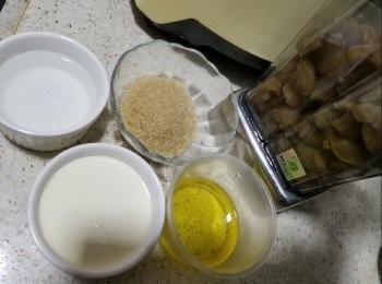 step2: 預備好所有材料:已經焗完的栗子肉428g,砂糖43g,食用凍開水60g,菜油38g,淡忌廉76g,用攪拌機將所有材料拌勻攪蓉,再試甜味