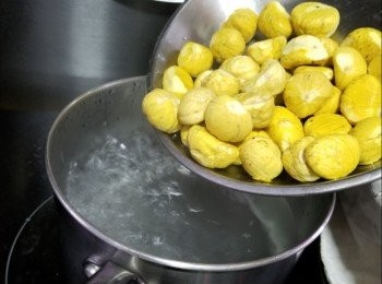 step1: 先將栗子肉用滾水煮30分鐘，熄火後再焗30分鐘