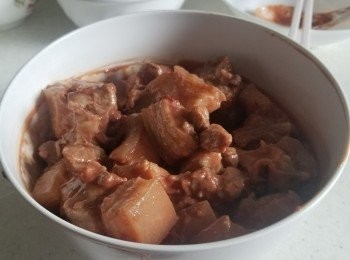 step5: 先將一磚南乳醃五花腩大約一小時