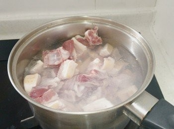 step2: 先將五花腩飛水， 大約五分鐘， 盛起備用