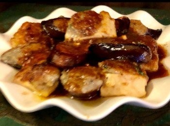 step6: 煎好後可以淋上燒汁醬，再撒一些芫茜碎便可。