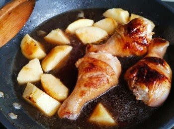 step5: 之後放入雞脾及一碗水煮滾