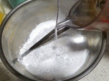 step3: 再將糯米粉65g用開粉用的水60g慢慢加入搓勻