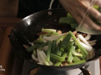 step4: 接著加入青蔥炒熟。