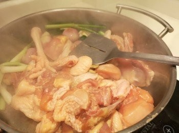 step4: 將雞落鑊煎香表面再贊酒。