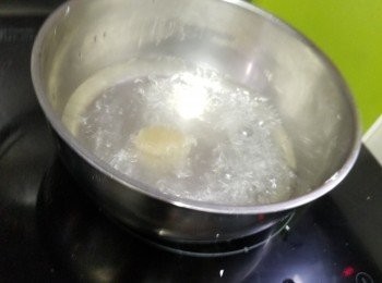 step2: 先將520g水煮溶50g冰糖熄火待用
