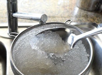 step3: 用水沖西谷米數次，可令西谷米不黏在一起，瀝乾水份備用