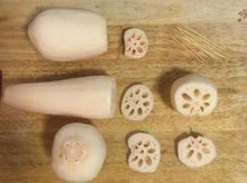 step2: 蓮藕切節，去皮，並將每一節的一頭切一小塊下來當蓋子。