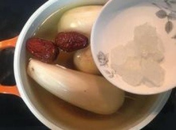 step5: 放入紅棗、棕櫚糖和冰糖，