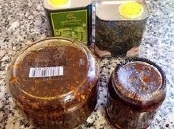 step19: 玻璃瓶用滾水澆沖洗乾淨、除菌；風乾後，用來裝麻辣椒醬，裝好後倒扣。待醬汁冷卻後即可放入冰箱冷藏。