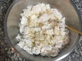 step3: 再倒入冷水和油，並再次用叉子或筷子拌勻到看不到液體。