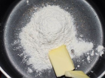 step1: 首先我們來做白醬，將高筋麵粉及奶油放入鍋內。