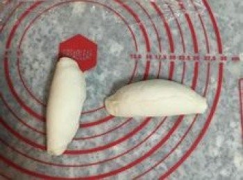 step17: 最後再把收口處和兩端都完全捏合即可；並依序完成10個麵糰。