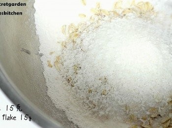 step3: 加入椰絲(沒有可省, 但加了會很香, 建議加!)